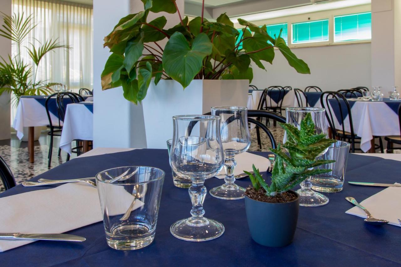 Hotel President'S Pesaro Bagian luar foto