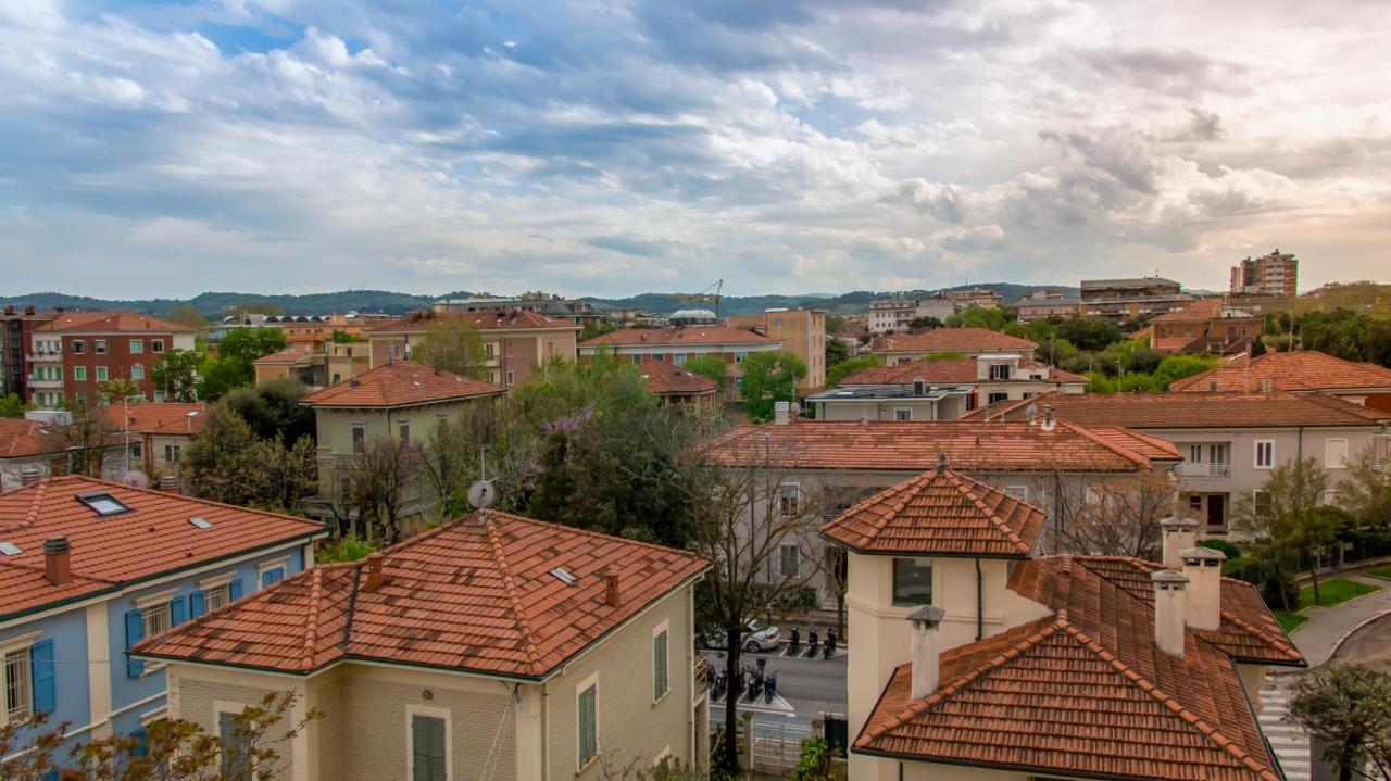 Hotel President'S Pesaro Bagian luar foto