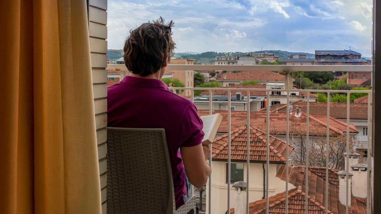 Hotel President'S Pesaro Bagian luar foto